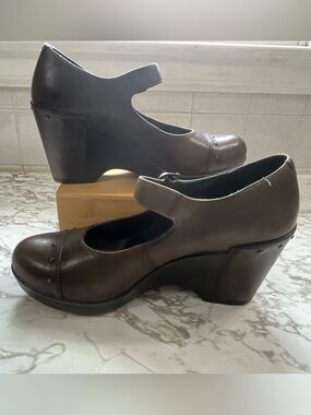 Dansko Fanny Wedge Mary Jane Heels in Brown Leather. Size 39